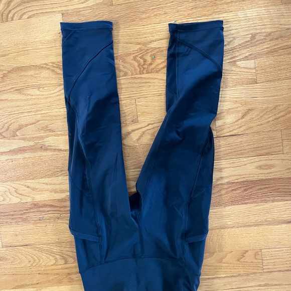 Size 4 Black Lululemon Capri Leggings with Mesh and Pockets - Picture 4 of 4